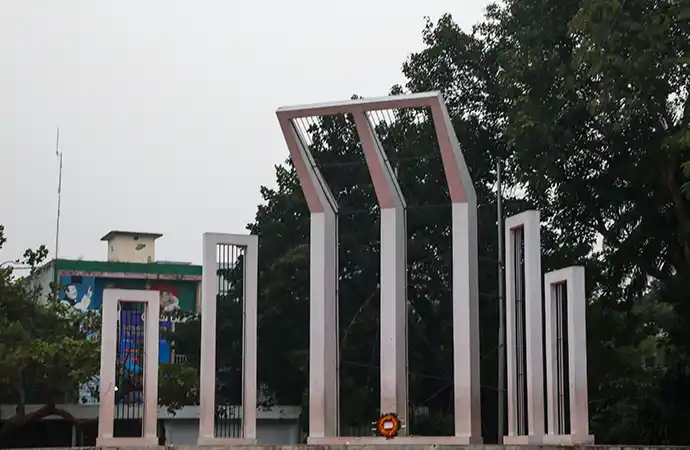 The Shaheed Minar, the national monument
          commemorating the language martyrs of 1952 by Libanza Films